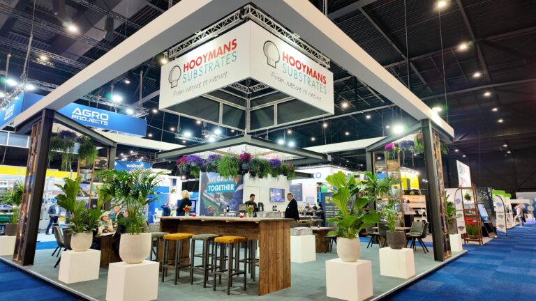 De moderne beursstand van Hooymans Substrates tijdens de Champignondagen 2026 in de Brabanthallen, ingericht met het motto 'We grow together'.